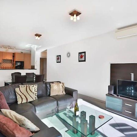 Charming Two-Bedroom Apartment With Balcony And Garage By The Marina 昂蒂布 外观 照片