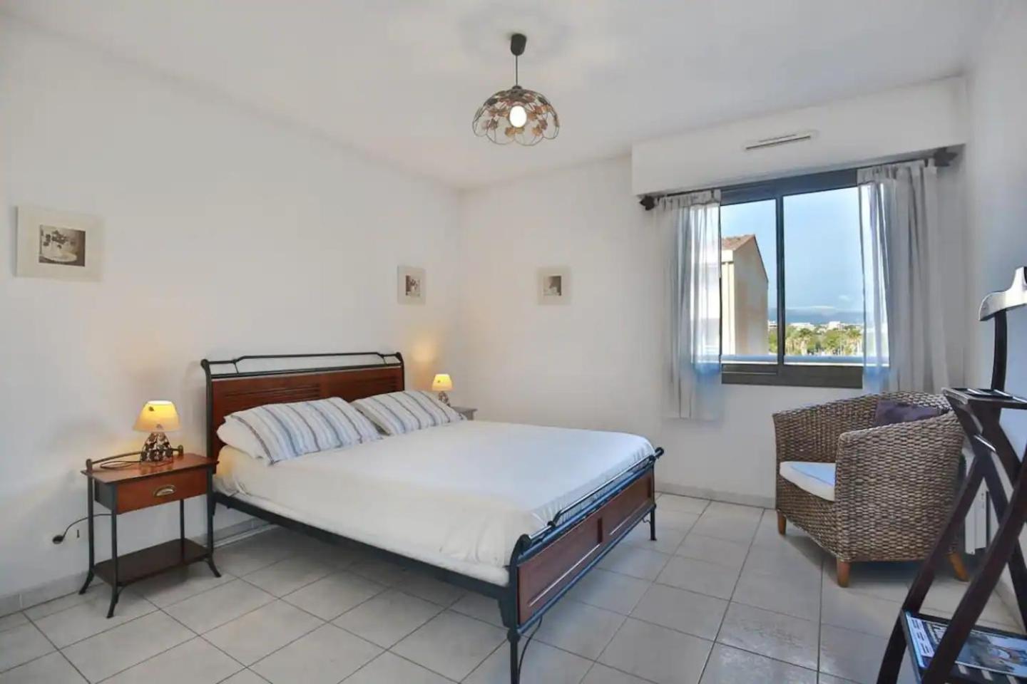 Charming Two-Bedroom Apartment With Balcony And Garage By The Marina 昂蒂布 外观 照片