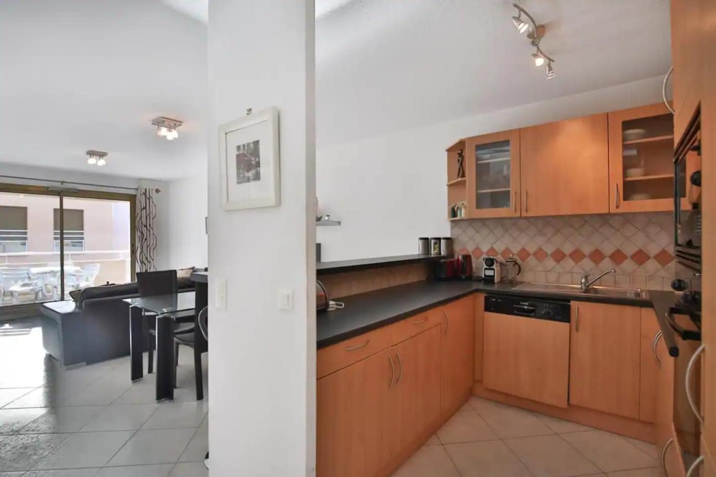 Charming Two-Bedroom Apartment With Balcony And Garage By The Marina 昂蒂布 外观 照片
