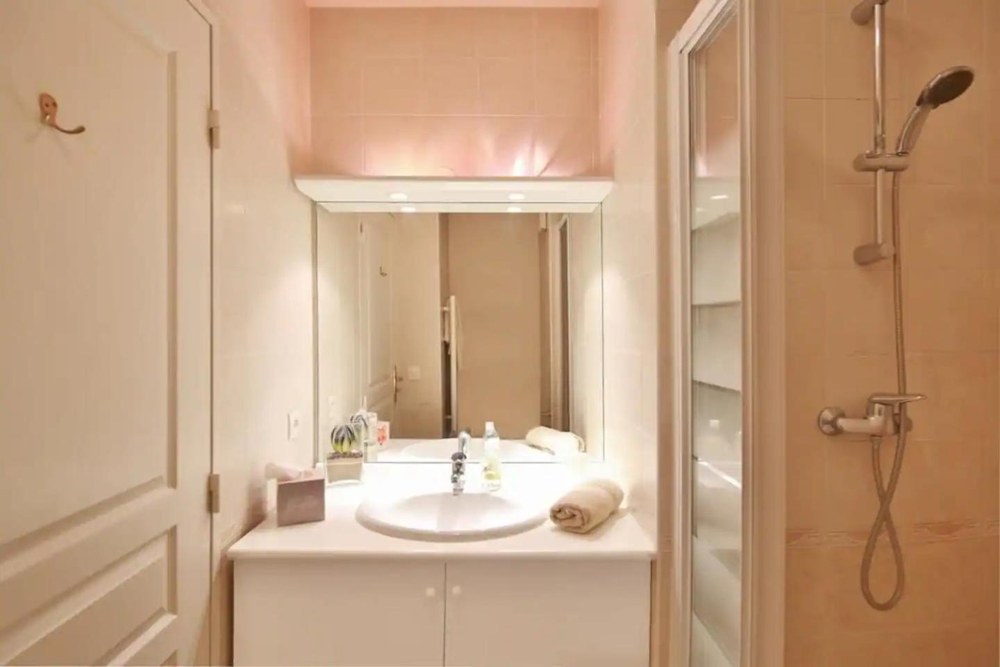 Charming Two-Bedroom Apartment With Balcony And Garage By The Marina 昂蒂布 外观 照片